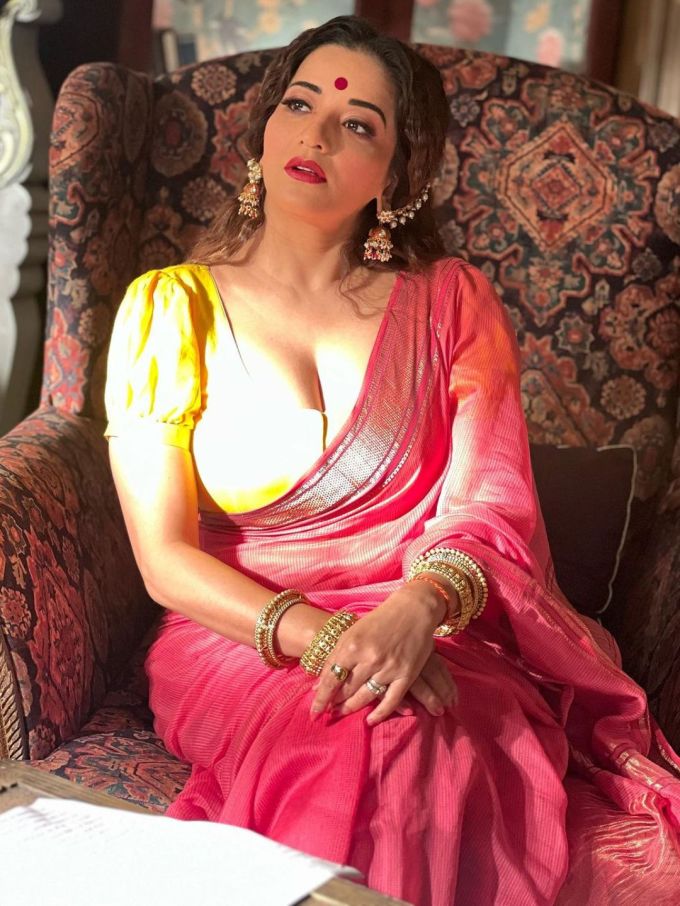 મોનાલિસા સોશિયલ મીડિયા પર પણ ઘણી એક્ટિવ છે જ્યાં એક્ટ્રેસ ફેન્સને વિઝ્યુઅલ ટ્રીટ આપતી રહે છે.