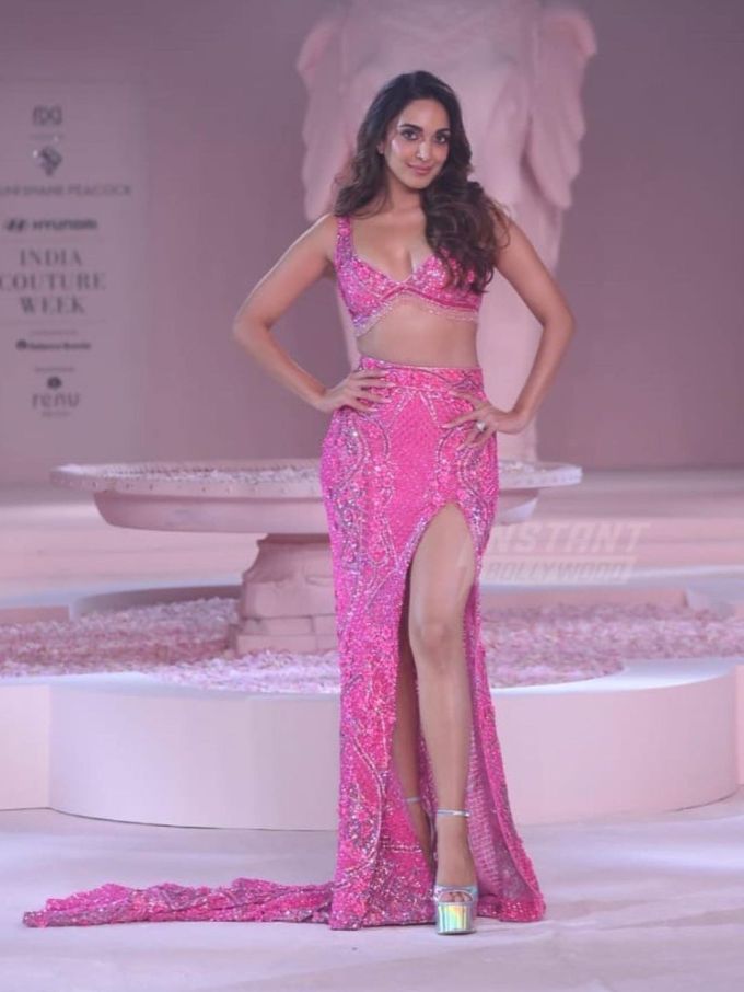 ચારેતરફ કિયારા જ કિયારા છવાઇ ગઇ છે અને તેના આ લૂકની જોરશોરથી ચર્ચા થઇ રહી છે. (ફોટો ક્રેડિટ ઇન્સ્ટન બોલિવૂડ ઇન્સ્ટા)