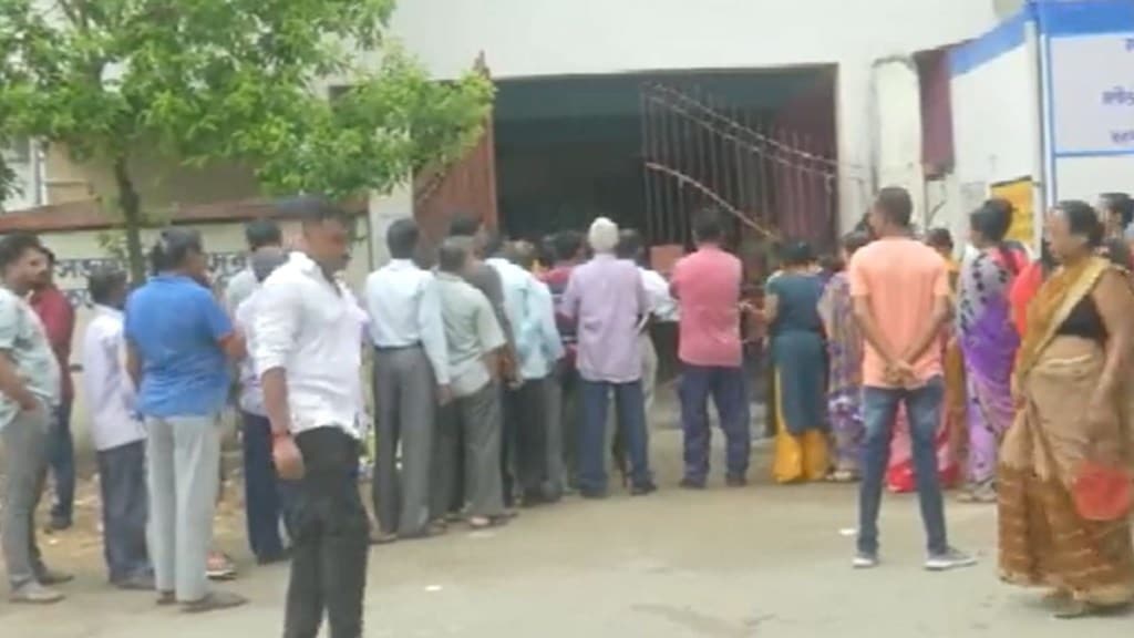 Bengal Panchayat Pols : પશ્વિમ બંગાળમાં પંચાયતની ચૂંટણીનું મતદાન ચાલું, હિંસામાં ત્રણ લોકોના મોત Bengal Panchayat Pols : પશ્વિમ બંગાળમાં પંચાયતની ચૂંટણીનું મતદાન ચાલું, હિંસામાં ત્રણ લોકોના મોત