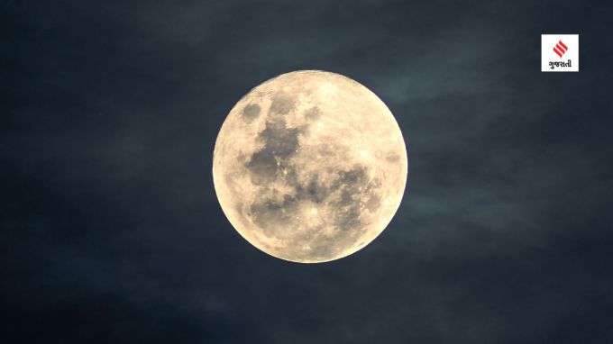 <strong>ઈસરોનું ચંદ્રયાન 3 ચંદ્ર પર સફળ લેન્ડિંગ કરી અંતરિક્ષમાં ઇતિહાસ રચશે</strong><br> ચંદ્ર એ પૃથ્વીનું એક માત્ર ઉપગ્રહ છે. ઘરતી પરથી ચંદ્રને રાત્રે નરી આંખે જોઇ શકાય છે. ચંદ્રનું ધાર્મિક અને ખગોળ શાસ્ત્રની દ્રષ્ટિએ ઘણુ મહત્વ છે. રશિયાનું લુના 25 અવકાશયાન ચંદ્ર પર સફળ લેન્ડિંગ કરવામાં નિષ્ફળ રહ્યા બાદ હવે સમગ્ર દુનિયાની નજર ભાતરની અંતરિક્ષ સંસ્થા ઈસરોના ચંદ્રયાન 3 પર છે. તો ચાલો જાણીયે ચંદ્ર વિશેની તમામ વિગતો