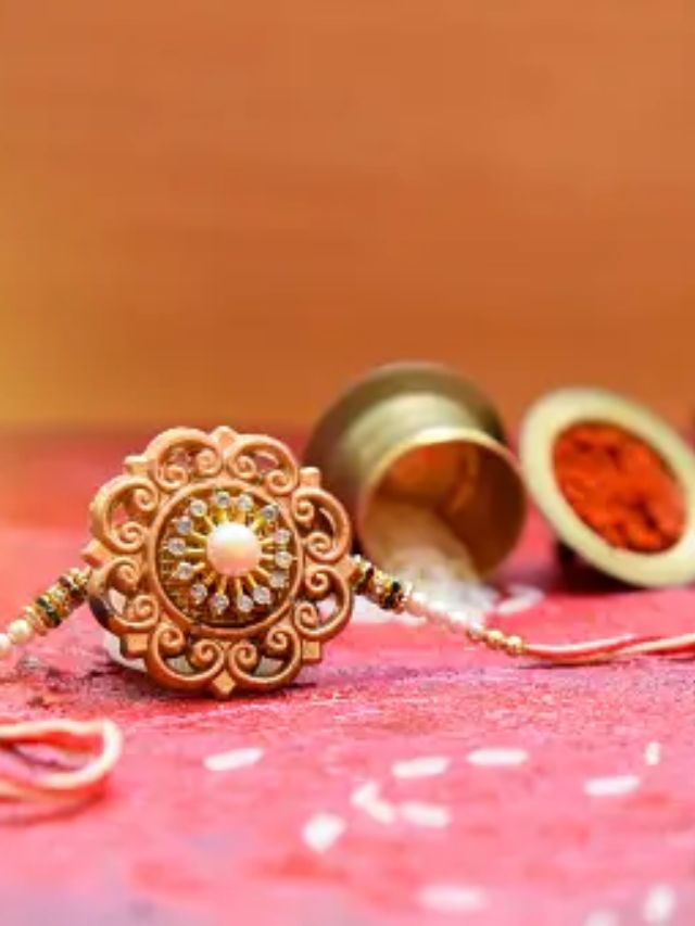 રક્ષા બંધનની શરૂઆત પ્રાદેશિક અથવા ગામડાઓની પ્રથામાં થયો છે, આ તહેવાર પરિણીત મહિલાઓ માટે તેમના માતાપિતાના ઘરે પરત ફરવાનો અને ભાઈને રાખડી બાંધવાનો પ્રસંગ છે.