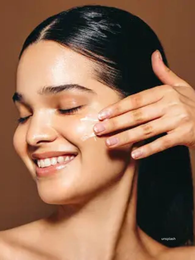 મોડર્ન લાઈફ સ્ટાઇલ, ખાવા પીવાની ખરાબ આદતો અને પ્રદૂષણના વધતા પ્રમાણના લીધે આપણી સ્કિન પર નોંધપાત્ર અસર થાય છે.તહેવારોની મોસમ નજીક છે ત્યારે તમારી સ્કિનને હેલ્થી ગ્લોઈંગ કરવાનો બેસ્ટ સમય છે.