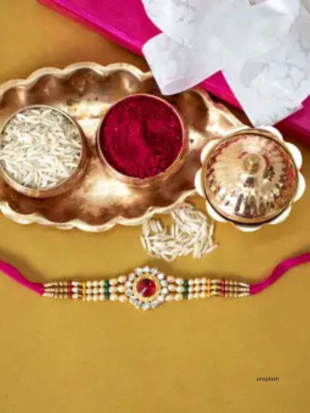 રક્ષાબંધન શ્રાવણ મહિનામાં પૂનમના દિવસે મનાવવામાં આવે છે, જે ઓગસ્ટના ગ્રેગોરિયન કેલેન્ડર મહિનાને અનુરૂપ છે.