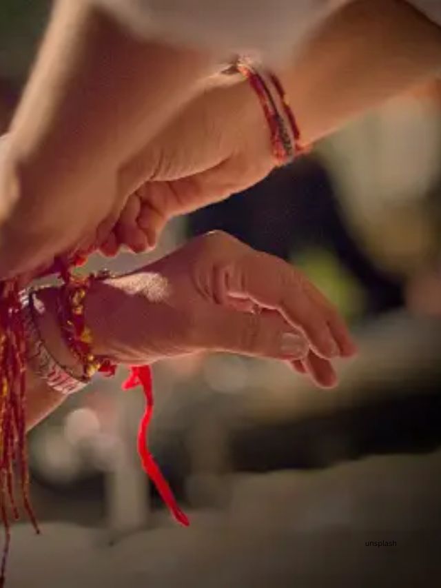 આ વર્ષે રક્ષાબંધન 30 ઓગસ્ટના દિવસે આવે છે. જે પૂનમની તિથિ 30 ઓગસ્ટના રોજ સવારે 10:58 વાગ્યે શરૂ થશે અને 31 ઓગસ્ટના રોજ સવારે 07:05 વાગ્યે સમાપ્ત થશે . ભદ્રાનો સમયગાળો પૂરો થયા પછી ભાઈ-બહેન રાખડી બાંધી શકે છે.