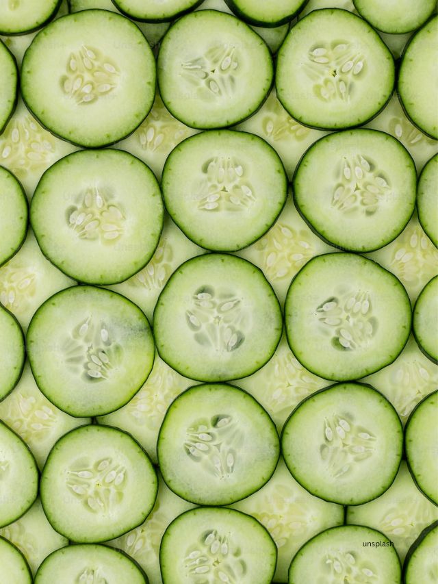 કેવી રીતે યુઝ કરવું : કાકડીના મધ્યમ ટુકડા કાપીને એક કલાક માટે રેફ્રિજરેટ કરો. ટુકડાઓને ત્વચા પર ગોઠવો અને તેને 15-20 મિનિટ સુધી રહેવા દો. તે પછી, સ્લાઇસને દૂર કરો અને ઠંડા અથવા સાદા પાણીથી ધોઈ લો. જો તમારી આંખો ખૂબ થાકેલી લાગે છે, તો તમે તેના પર કાકડીના ટુકડા પણ મૂકી શકો છો.