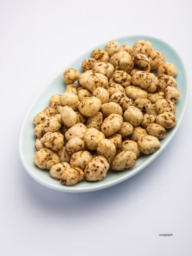 મખાના ચાટ એક લોકપ્રિય નાસ્તો છે અને તેના સ્વાસ્થ્ય લાભો અને યુનિક સ્વાદ માટે ભારતીય ઘરોમાં ખૂબ જ સામાન્ય છે.આ અતિ-સરળ અને સ્વાદિષ્ટ ચાટ ફાઇબર, પ્રોટીન અને આવશ્યક ખનિજોથી ભરપૂર છે અને તેને આરોગ્યપ્રદ પસંદગી બનાવે છે.