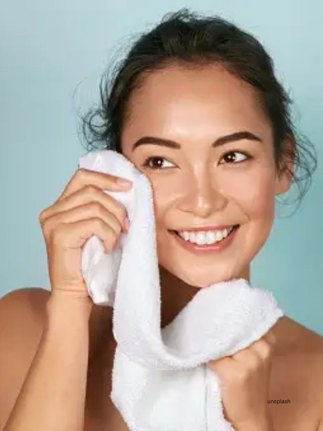 આપણે બધા આપણી સ્કિનને હંમેશા હેલ્થી અને ચમકતી રાખવા માંગીએ છીએ, ત્યારે તેની એટલી ખાતરી કરવી પણ જરૂરી છે. જો કે, આપણા ડેઇલી બીઝી રૂટિનમાં જોતા, આપણે આ મેઈન કામને ચૂકી જઈએ છીએ.