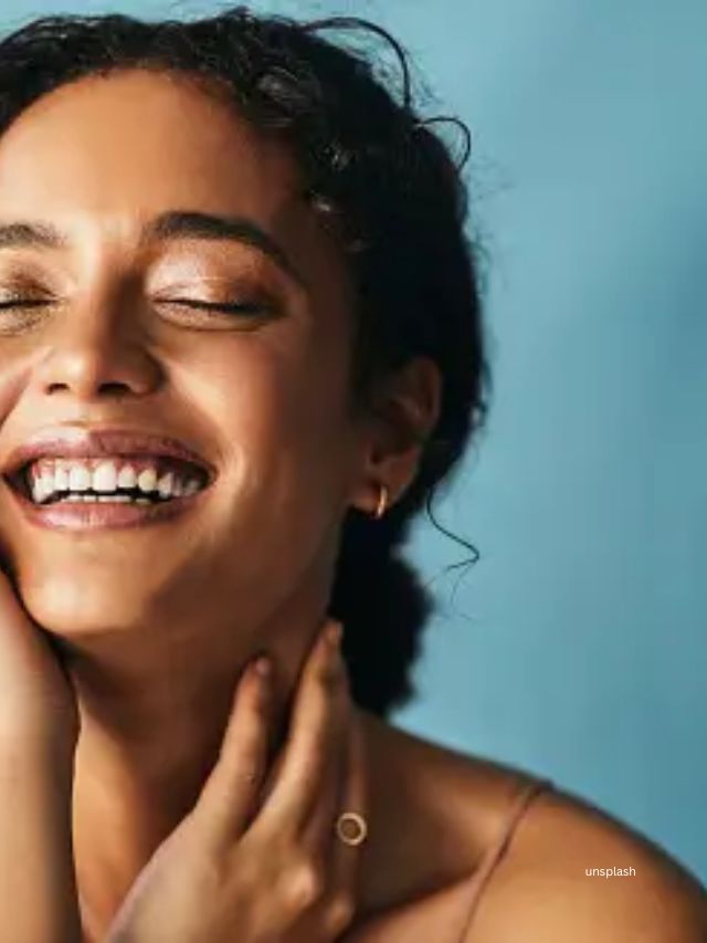 શું તમે જાણો છો કે ગ્લોઈંગ સ્કિન મેળવવા માટે તમારે કેમિકલયુક્ત પ્રોડક્ટસ પર ખર્ચ કરવાની જરૂર નથી? અહીં પાંચ સરળ ઘરેલું ઉપચાર છે જે તમે રસોડાની સામાન્ય સામગ્રી સાથે બનાવી શકો છો અને મિનિટોમાં ફેસ્ટિવલ માટે તૈયાર થઈ શકો છો.