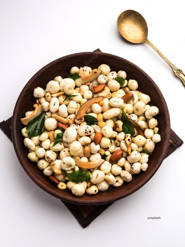 મખાના ચાટ એક યુનિક રેસિપીછે કારણ કે તેને વ્યક્તિગત પસંદગીઓ અનુસાર કસ્ટમાઇઝ કરી શકાય છે અને તેને વધુ સ્વાદિષ્ટ બનાવવા માટે વિવિધ શાકભાજી, મસાલા અને ચટણી સાથે તૈયાર કરી શકાય છે.