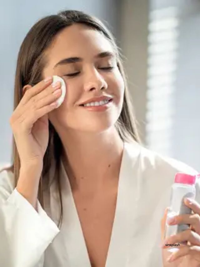 એટલે કે સ્કિનની યોગ્ય કાળજી લેવાનું રહી જાય છે, ખાસ કરીને 30 વર્ષની ઉંમરે. પરંતુ સારી અને ચમકતી સ્કિન માટે આ સરળ સ્કિન કેર ટિપ્સ તમારે જરૂર ફોલૉ કરવી જોઈએ,