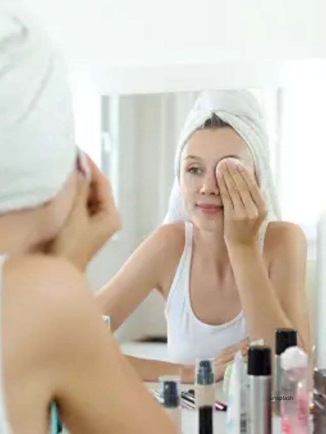 સ્કિનની યોગ્ય રીતે કાળજી લેવા માટે તમારે પહેલા તમારી સ્કિનનો ટાઈપ શું છે તે જાણવું જરૂરી છે. સ્કિન ટાઈપ અનુસાર, તમારા ક્યાં પ્રકારની સ્કિનકેર પ્રોડક્ટ્સ ખરીદવી તે ઓળખવા અને પસંદ કરવાનું સરળ બને છે.