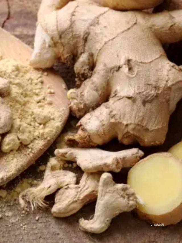 <strong>આદુનો રસ </strong>વાળ સાફ કરનાર એજન્ટ તરીકે વાપરી શકાય છે. તેમાં મેગ્નેશિયમ પણ હોય છે, જે વાળના ફોલિકલ્સને નવા વાળ બનાવવા માટે ઉત્તેજિત કરે છે. ઉચ્ચ વિટામિન B6 સામગ્રી ખોપરી ઉપરની ચામડીમાં ઓક્સિજનયુક્ત રક્ત પ્રવાહને નિયંત્રિત કરે છે, વાળના ફોલિકલના લેટેસ્ટને ઉત્તેજિત કરે છે