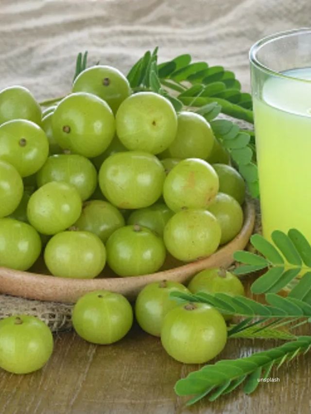 <strong>આમળા પાવડરનો</strong> ઉષ્ણકટિબંધીય ઉપયોગ હેયર ગ્રોથ સહાયક વિટામિન્સ, ખનિજો અને ફાયટોન્યુટ્રિઅન્ટ્સની હાજરીને કારણે માથાની ચામડીમાં બ્લડ કરક્યુલેશનમાં વધારો કરે છે.