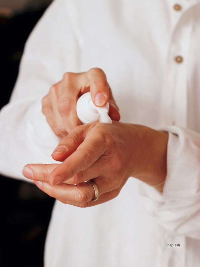 અહીં કેટલીક ખૂબ જ સરળ સ્કિનકૅર ટિપ્સ છે, જે ચોક્કસપણે રિઝલ્ટ આપવામાં મદદ કરી શકે છે.