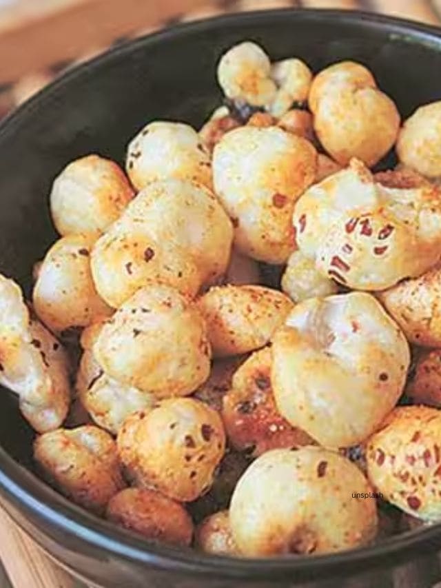 <strong>સામગ્રી </strong>: મખાના,સ્પ્રાઉટ મગ ,લીલું મરચું, ટામેટા, ડુંગળી, લીંબુનો રસ, લાલ મરચું, ચાટ મસાલો, મીઠું