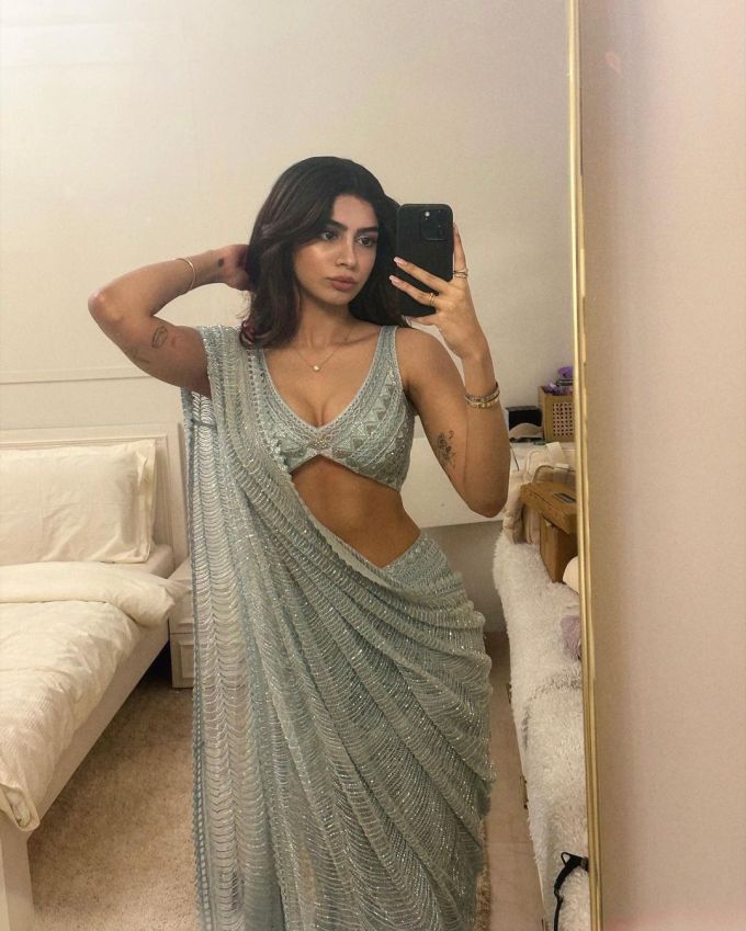 આ સાડી પ્રખ્યાત ડિઝાઇનર રીતિકા મીરચંદાનીએ ડિઝાઇન કરી છે, જેની કિંમત 2 લાખ 29 હજાર રૂપિયા છે. (Source: @khushi05k/instagram)