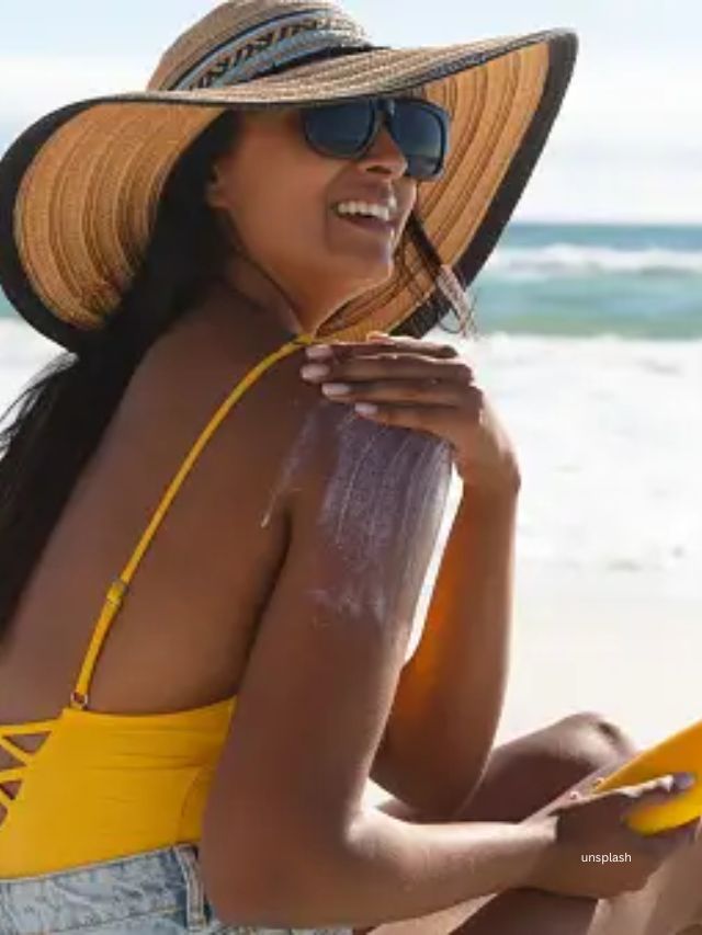 <strong>સનસ્ક્રીનનો ઉપયોગ કરો :</strong>સ્કિન કેવી દેખાય છે અને સ્કિન ટાઈપ શું છે તે ધ્યાનમાં ન લઈએ તો કોઈપણની સ્કિન સૂર્યથી પ્રભાવિત થઈ શકે છે. સૂર્યના હાનિકારક કિરણોથી સ્કિન ને સુરક્ષિત રાખવું ખૂબ જ મહત્વપૂર્ણ છે, ખાસ કરીને જ્યારે તમે તમારી આંખોની આસપાસ મિનિટની ફાઇન લાઇન્સ દેખાશે.