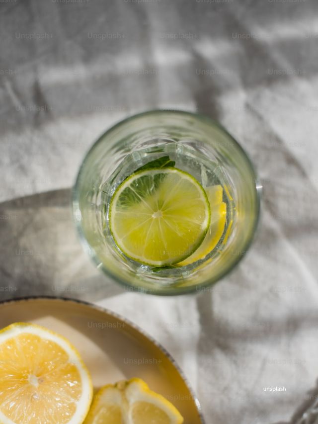 લીંબુ અને ખાંડ સાથે સ્ક્રબ કરો : કેટલીકવાર આપણે સ્કિનને ઊંડે સુધી સાફ કરવાની જરૂર હોય છે. લીંબુમાં વિટામિન સી ભરપૂર માત્રામાં હોય છે, જે ખીલના ડાઘ અને ડાઘને ઘટાડવામાં મદદ કરે છે. સાઇટ્રિક એસિડ ગંદકી, તેલ અને સાબુને દૂર કરતી વખતે સ્કિનને પણ આછું કરે છે.