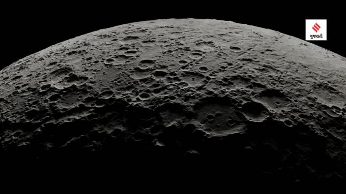 <strong>ચંદ્રનું કદ અને ગુરુત્વાકર્ષણ (moon size compared to earth)</strong><br>ચંદ્રના કદની વાત કરીયે તો ચંદ્રની ત્રિજ્યા લગભગ 1,740 કિમી છે, જેનો અર્થ છે કે તે પૃથ્વીની પહોળાઈના એક તૃતીયાંશ કરતા પણ ઓછી છે. ચંદ્ર પરનું ગુરુત્વાકર્ષણ પૃથ્વીના 1/6 જેટલું છે.