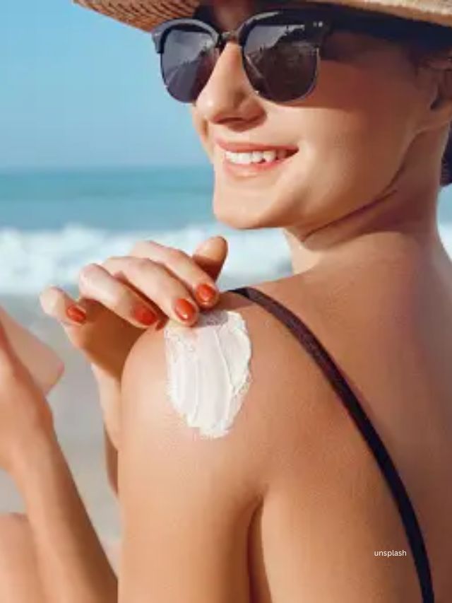 તેથી સ્કિનને સૂર્યના હાનિકારક કિરણોથી બચાવવા માટે યોગ્ય સનસ્ક્રીન સાથે લેયર અપ કરવામાં કોઈ નુકસાન નથી. ભૂલ્યા વગર સનસ્ક્રીન લગાવવું એ તમારી ડેઇલી સ્કિનકૅર રૂટિનનો એક ભાગ હોવો જોઈએ.