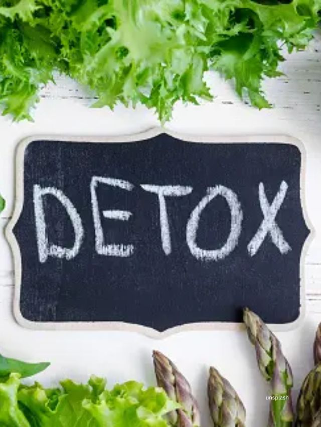 રક્ષાબંધન દરમિયાન લેવામાં આવતા કેલરીયુક્ત ખોરાકમાંથી અશુદ્ધિઓ દૂર કરવામાં ડિટોક્સિફાયીંગ સહાયક છે. તે તમારા ચયાપચય(મેટાબોલિઝ્મ)ને વેગ આપવા અને તમારા એકંદર આરોગ્યને સુધારવામાં મદદ કરે છે.