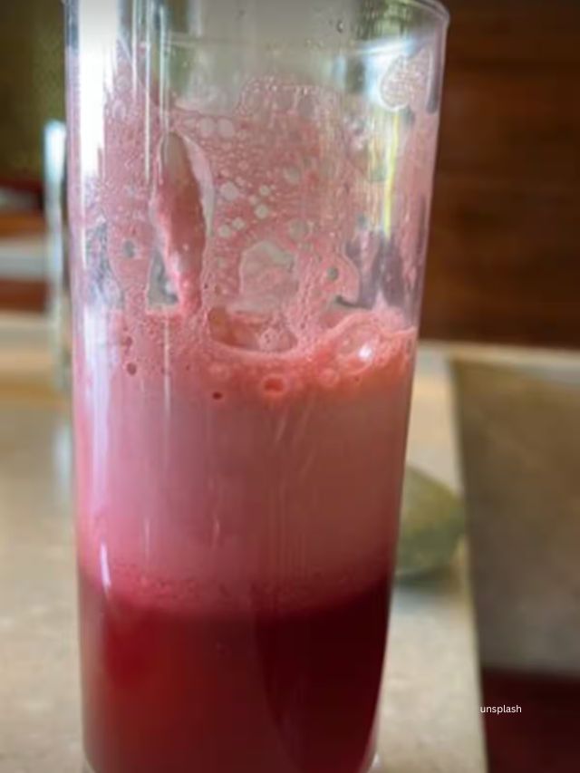 <strong>ABCG જ્યુસ</strong>માં જેમાં આમળા, બીટરૂટ, મીઠા લીમડાના પાંદડા અને આદુનો સમાવેશ કરવામાં આવે છે, હેરફોલ કંટ્રોલ કરવામાં મદદ કરી શકે છે