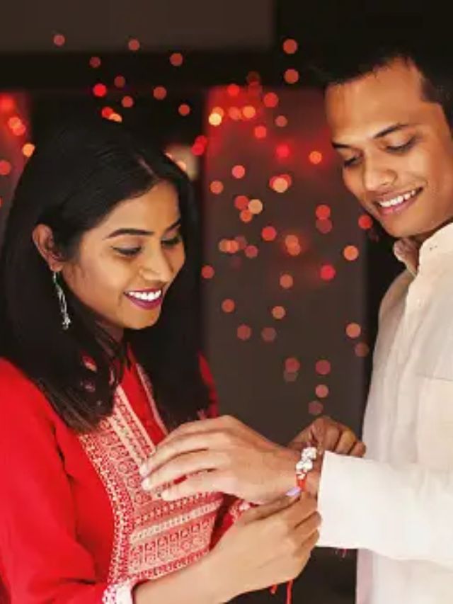 પરંપરાગત રીતે, આ તહેવાર પર, એક બહેન તેના ભાઈના કાંડા પર રાખડી બાંધે છે. આ પ્રેમ અને રક્ષણનું પ્રતીક છે.