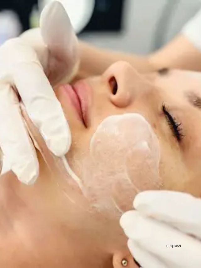 <strong>સ્કિનને નિયમિતપણે એક્સફોલિએટ કરો</strong> : એક્સ્ફોલિએટિંગ એ મૂળભૂત રીતે સ્કિનમાંથી મૃત ત્વચા(ડેડ સ્કિન)ના કોષોને દૂર કરવાનું છે જે, જો યોગ્ય રીતે દૂર કરવામાં ન આવે તો, ડ્રાય, ફ્લેકી પેચ અને છિદ્રોમાં પરિણમી શકે છે. ત્વચાને એક્સ્ફોલિએટ કરવાથી તે ચમકદાર દેખાય છે અને તેની અસરકારકતામાં સુધારો થાય છે.