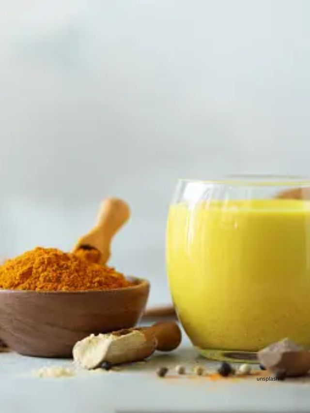 ચણાનો લોટ, હળદર અને દૂધનો ફેસ પેક : આ ફેસ પેક આયુર્વેદના સૌથી આદરણીય સુંદરતા રહસ્યોમાંથી એક છે. જો તમે આ તહેવારોની સિઝનમાં ગોલ્ડન ગ્લો ઇચ્છતા હોવ તો આ પેક ટિપ્સ કામ કરશે.