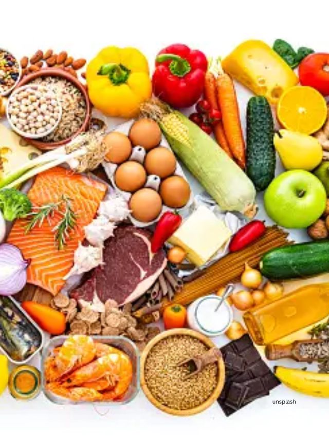 <strong>વધુ ફાઇબર શામેલ કરો </strong>:ફાઈબર એ કુદરતી ડિટોક્સિફાઈંગ એજન્ટ છે, જે તહેવારો પછીની સફાઈ માટે આદર્શ પોષક તત્વો પુરા પાડી શકે છે. તમારા ફાઈબરની માત્રા વધારવા માટે કાકડી, ગાજર, સલાડ, સ્પ્રાઉટ્સ અને અન્ય લીલા પાંદડાવાળા શાકભાજીનું સેવન કરો. તમે તમારા આહારમાં પલાળેલા અખરોટ અને બદામનો પણ સમાવેશ કરી શકો છો , પરંતુ માત્ર થોડી માત્રામાં. લીલા પાંદડાવાળા અને ક્રુસિફેરસ શાકભાજી, જેમ કે કોબીજ, બ્રોકોલી, પાલક અને અન્ય શાકભાજી જેમાં એન્ટીઑકિસડન્ટ વધુ હોય છે અને તે બળતરા સામેની લડાઈમાં મદદ કરી શકે છે. આ શાકભાજી પેટનું ફૂલવું ઘટાડવામાં અને પાચનતંત્રને સાફ કરવામાં મદદ કરે છે.