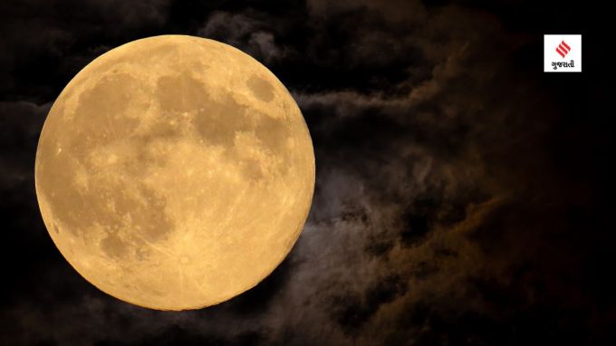 <strong>ચંદ્ર કેવી રીતે ચમકે છે?</strong><br>ચંદ્ર પોતાની રીતે ચમકતો નથી. સૂર્યના કિરણો જ્યારે ચંદ્રની સપાટી પર પડે છે ત્યારે તે ચમકે છે અને આથી આપણને ધરતી પરથી ચંદ્ર દૂધ જેવો સફેદ અને પ્રકાશિત દેખાય છે. અલબત્ત સૌર મંડળમાં સૂર્ય ગ્રહ બાદ સૌથી વધુ ચમકતો ઉપગ્રહ ચંદ્ર છે.