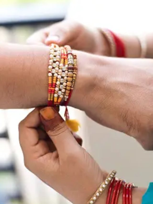 બદલામાં, ભાઈ તેમના જીવનભર તેમની બહેનોનું રક્ષણ કરવાનું વચન આપે છે. ભાઈઓ તેમની બહેનોને ખાસ ભેટ પણ આપે છે.