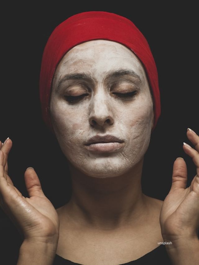 એક્સફોલિએટિંગ કાં તો મેન્યુઅલ સ્ક્રબિંગ અથવા રબિંગ દ્વારા અથવા અમુક પ્રોડક્ટસનો ઉપયોગ કરીને કરી શકાય છે જે સ્કિનને યોગ્ય રીતે એક્સ્ફોલિએટ કરવામાં મદદ કરે છે.