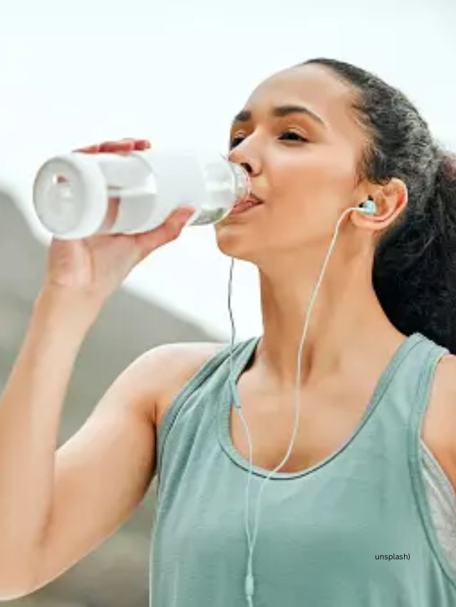 <strong>પુષ્કળ પાણી પીઓ અને સ્કિનને હંમેશા હાઇડ્રેટ રાખો : </strong>પાણી એ મનુષ્યની એક મૂળભૂત જરૂરિયાત છે અને એવી વસ્તુ છે જેના વિના કોઈ જીવી શકે નહીં. પાણીના યોગ્ય સેવન વિના, સ્કિન નિસ્તેજ કરચલીઓ અને છિદ્રો વધુ દેખાઈ શકે છે, વધારે પ્રમાણમાં પાણી પીવાથી સ્કિન યોગ્ય રીતે હાઇડ્રેટ થાય છે અને તે ચમકદાર બને છે.