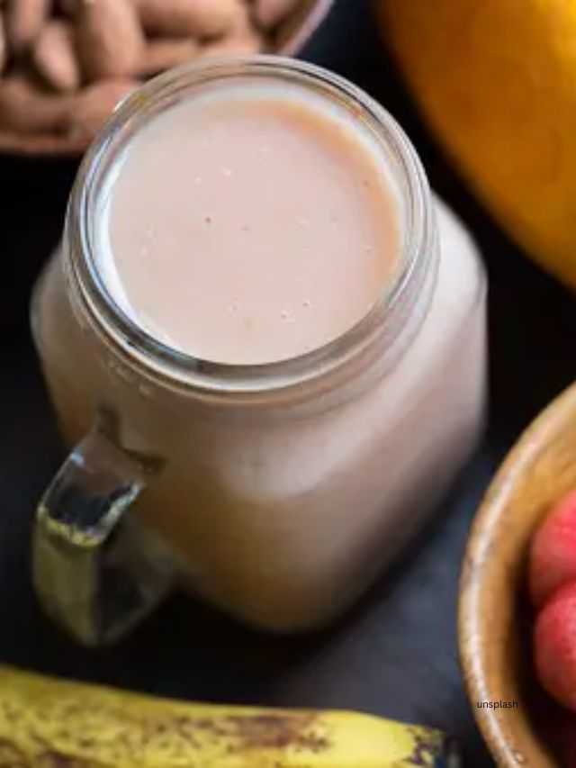 કેવી રીતે યુઝ કરવું : સ્કિનને કુદરતી સોનેરી ચમક આપવા માટે, કેળાને મેશ કરો અને ઘટ્ટ પેસ્ટ તૈયાર કરવા માટે થોડું દૂધ ઉમેરો. તેને ચહેરા અને ગરદન પર સરખી રીતે લગાવો અને સુકાઈ જાય પછી તેને પાણીથી ધોઈ લો. તમારી ત્વચાને હાઇડ્રેટ કરવા માટે આ ફેસ માસ્કનો નિયમિત ઉપયોગ કરો.