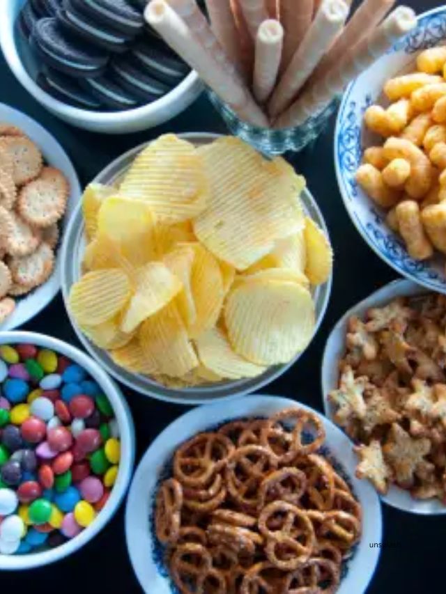 <strong>પ્રોસેસ્ડ ફૂડ ટાળો :</strong> પ્રોસેસ્ડ ફૂડ્સમાં ચરબી, ખાંડ, હાઇડ્રોજનયુક્ત તેલ, મીઠું અને કેલરી વધુ હોય છે. તમારી સિસ્ટમને શુદ્ધ કરવા માટે, તેમનાથી દૂર રહો. ખાંડ, પ્રોસેસ્ડ કાર્બોહાઇડ્રેટ્સ અને ચરબીવાળા ખોરાકની તમારી ક્રેવિંગ કંટ્રોલ કરો. બ્રાઉન રાઇસ, દાળ અને બાફેલા શાકભાજી જેવા આરોગ્યપ્રદ પસંદગીઓ કરો. તમે એવા ખોરાક ખાઈ શકો છો જે તમને લાંબા સમય સુધી ભરપૂર રાખે.