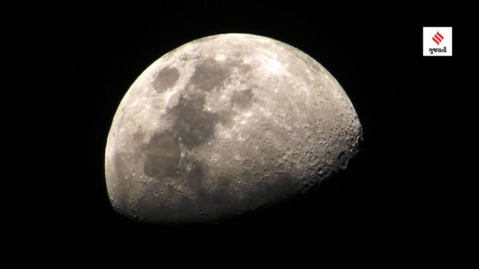 <strong>ચંદ્ર પર કેવુ વાતાવરણ અને તાપમાન છે?</strong><br>ચંદ્ર પર વાતાવરણ ધરતી જેવું કોણ વાતાવરણ નથી. ચંદ્ર પર મહત્તમ તાપમાન 130° ડિગ્રી સેલ્શિયસ અને લઘુત્તમ તાપમાન -200° ડિગ્રી સેલ્શિયલ સુધી પહોંચી જાય છે. આથી જો ચંદ્ર પર હાઇડ્રોજન કે હિલિયમ વાયુ હોય તોપણ થોડાક જ દિવસો તે વિખેરાઈ જાય અને પાણીની વરાળ હોય તો ટકી શકે નહી.