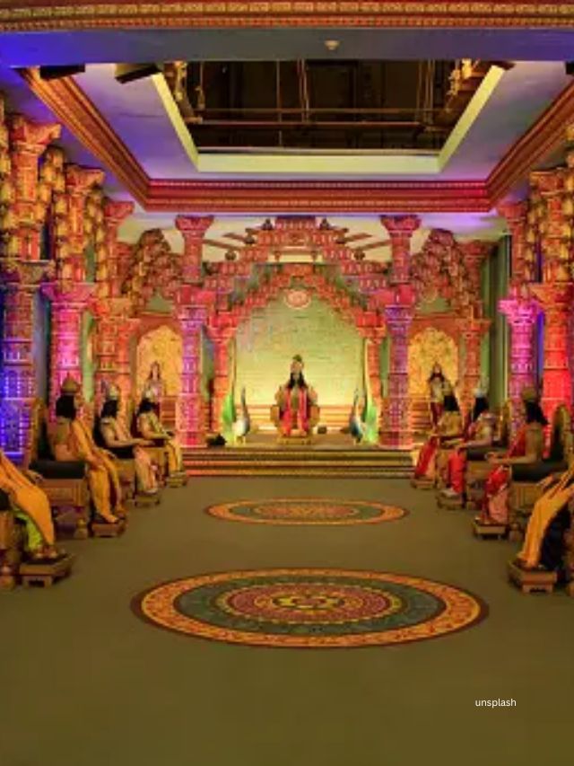 હિંદુ માન્યતાઓ અનુસાર, આ તહેવાર ખૂબ જ ઐતિહાસિક અને પૌરાણિક મહત્વ ધરાવે છે. મહાકાવ્ય મહાભારતમાં, એક વાર્તા છે જ્યાં ભગવાન કૃષ્ણએ અકસ્માતે તેમની આંગળી કાપી નાખી હતી. ત્યારે દ્રૌપદી, તેના ઘાને મલમાવવા માટે તરત જ તેની સાડીના છૂટક છેડાનો ઉપયોગ કર્યો હતો.