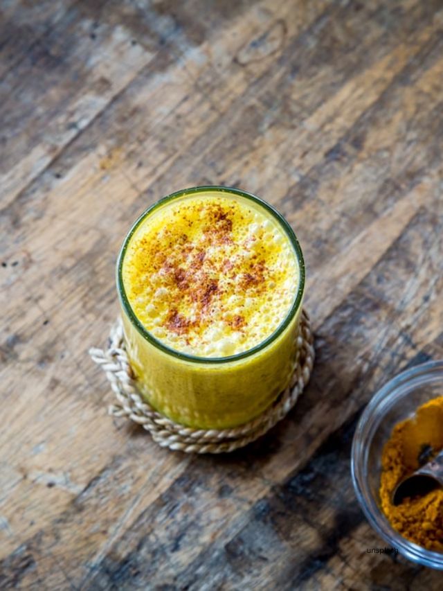 કેવી રીતે યુઝ કરવું : સરળ પેસ્ટ બનાવવા માટે ફક્ત ચાર ચમચી ચણાનો લોટ, અડધી ચમચી હળદર પાવડર અને પૂરતું દૂધ ભેગું કરો. ચહેરા અને ગરદન પર સમાન સ્તરમાં લાગુ કરો અને તેને ગરમ પાણીથી ધોતા પહેલા 15 મિનિટ સુધી રહેવા દો.