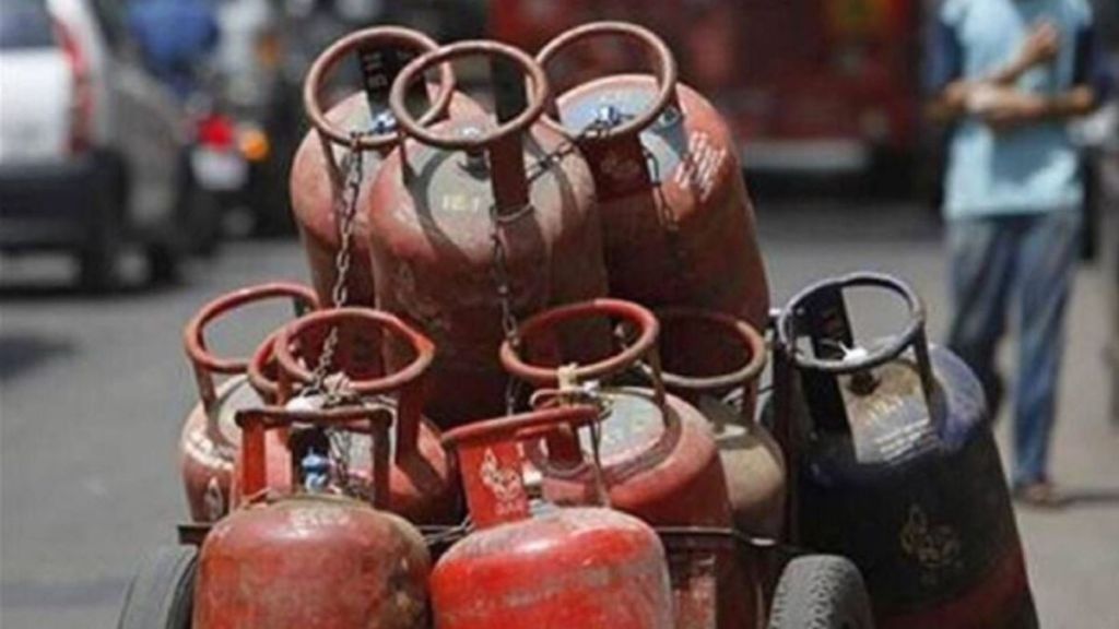 LPG Price in ahmedabad : સારા સમાચાર… LPG ગેસ સિલિન્ડરની કિંમતમાં મોટો ઘટાડો, જોઈલો નવા ભાવ