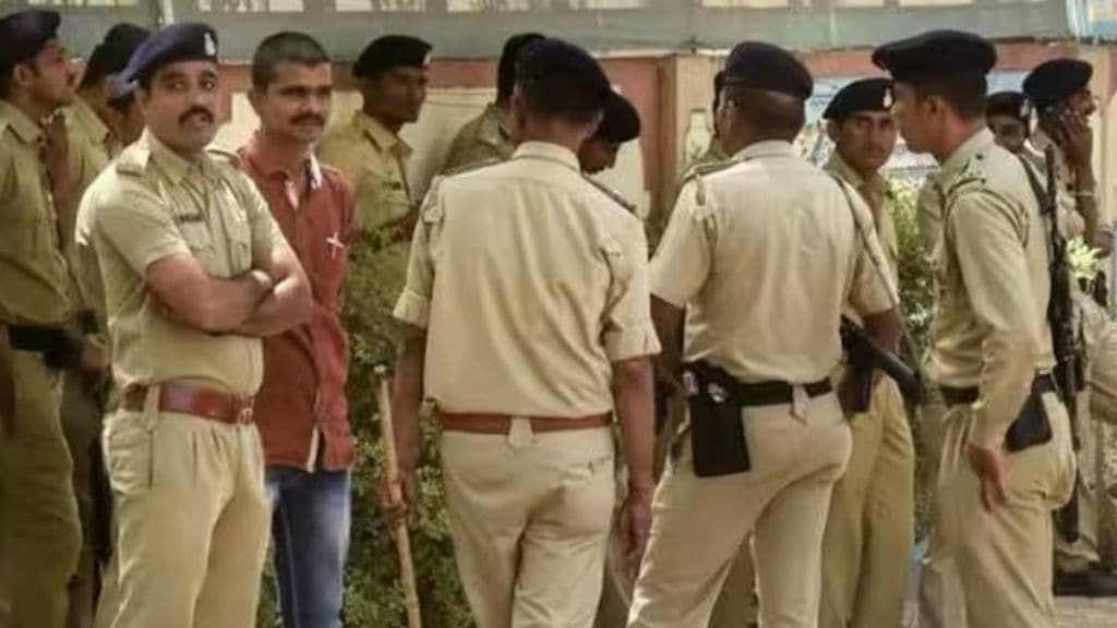 ગાંધીનગર : PSI અને લોકરક્ષક ભરતી હવે એક જ બોર્ડ કરશે, હસમુખ પટેલને ચાર્જ સોંપાયો ગાંધીનગર : PSI અને લોકરક્ષક ભરતી હવે એક જ બોર્ડ કરશે, હસમુખ પટેલને ચાર્જ સોંપાયો