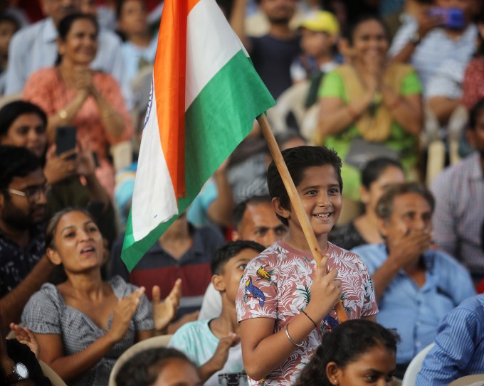અમદાવાદ સાયન્સ સિટી ખાતે ચંદ્રયાન-3ના સફળ લેન્ડિંગને નિહાળી દર્શકો ખુશખુશાલ અને આનંદિત થયા. આ દરમિયાન એક બાળક ઉત્સુક્તા સાથે હાથમાં ભારતનો રાષ્ટ્રધ્વજ ત્રિરંગા રાખી ચંદ્રયાન-3ના લેન્ડિંગને નિહાળી રહ્યુ છે. (Express photo by Nirmal Harindran)