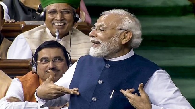 PM modi No Confidence Motion Speech : કેન્દ્રની મોદી સરકારે 10 ઓગસ્ટે સંસદમાં અવિશ્વાસ પ્રસ્તાવ જીતી લીધો છે. વિપક્ષ દ્વારા લાવવામાં આવેલા અવિશ્વાસ પ્રસ્તાવ પર સૌથી અંતમાં વડાપ્રધાને જવાબ આપ્યો હતો. પીએમ મોદીએ 2 કલાક 12 મિનિટ સુધી ભાષણ આપ્યું હતું. આ દરમિયાન વડાપ્રધાના અલગ અલગ હાવભાવ જોવા મળ્યા હતા. આ પૈકી વડાપ્રધાન મોદીના 12 હાવભાવ ઉપર નજીર કરીએ. (Photo- lok sabha tv)