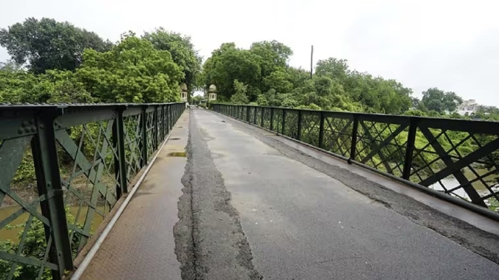 </p></p><p>Vadodara century old iconic bridge 