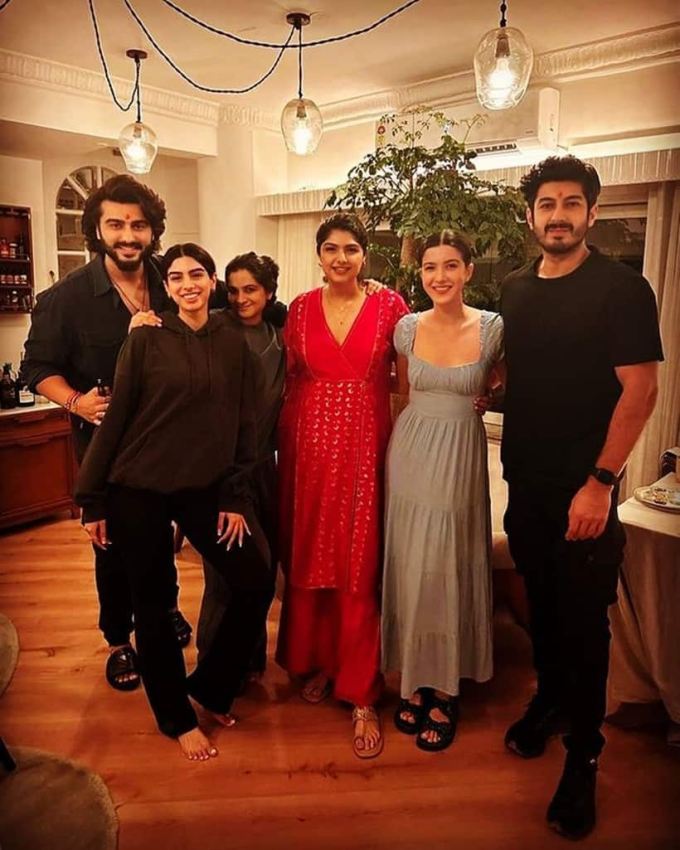 અર્જુન કપૂરે પોસ્ટ કર્યું, "છેલ્લી રાખી મોહિયાં !!! રક્ષાબંધનના કેટલા મુખ્ય ખેલાડીઓ સામેલ નથી, જેઓ ચૂકી ગયા છે……" (ફોટો: અર્જુન કપૂર/ઇન્સ્ટાગ્રામ)