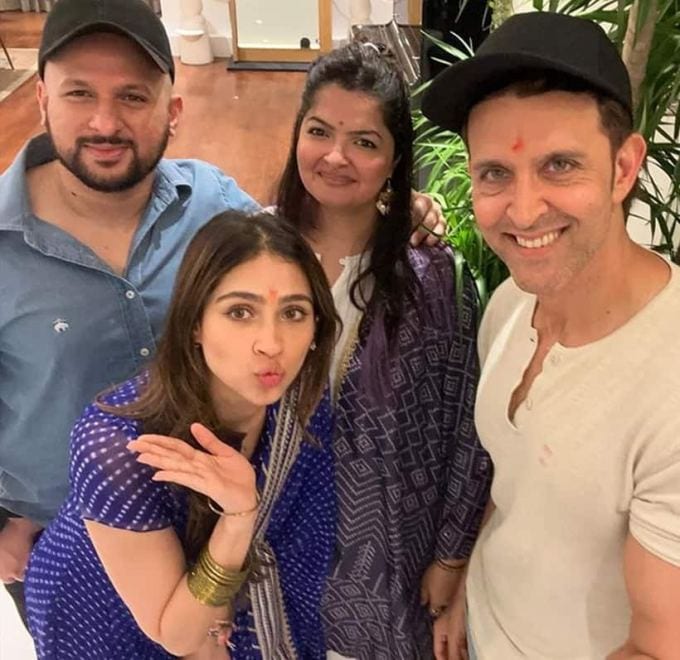 હૃતિક રોશનની પિતરાઈ બહેન પશ્મિના રોશને શેર કર્યું, "મારા અને અમારા તરફથી તમને અને તમારા માટે રાખીની શુભકામનાઓ ♥️♥️." (ફોટોઃ રિતિક રોશન/ઈન્સ્ટાગ્રામ)