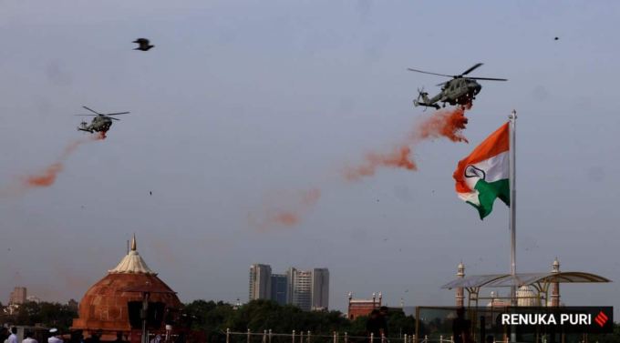 સ્વતંત્રતા દિવસની ઉજવણીની તૈયારીઓ દરમિયાન લશ્કરી હેલિકોપ્ટર ફૂલોની પાંખડીઓ વરસાવતા હોય ત્યારે લાલ કિલ્લાના કિલ્લા પર રાષ્ટ્રધ્વજ ફરકાવવામાં આવે છે.(એક્સપ્રેસ ફોટો)