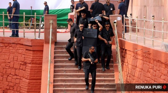 નવી દિલ્હીમાં 77મા સ્વતંત્રતા દિવસની ઉજવણી માટે ફુલ ડ્રેસ રિહર્સલ દરમિયાન વડા પ્રધાનની સુરક્ષા મોક ડ્રિલ કરે છે. (એક્સપ્રેસ ફોટો)