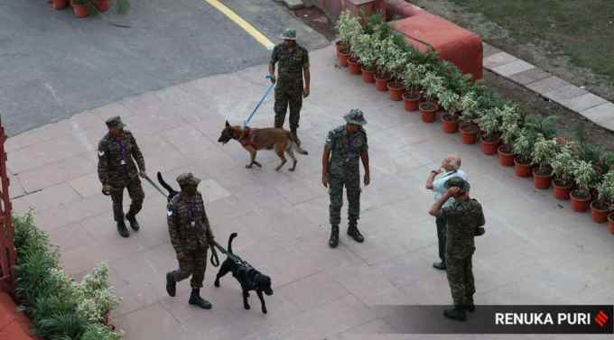 સ્વતંત્રતા દિવસની ઉજવણી માટે ફુલ ડ્રેસ રિહર્સલ દરમિયાન સુરક્ષા તપાસ કરવામાં આવી રહી છે. (એક્સપ્રેસ ફોટો)