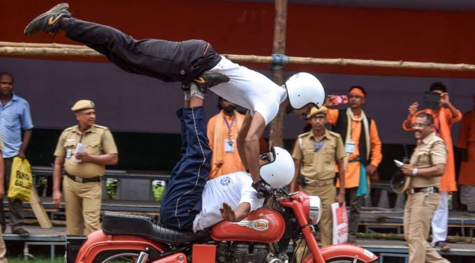 કોલકાતામાં, 77મા સ્વતંત્રતા દિવસની ઉજવણી માટેના ડ્રેસ રિહર્સલ દરમિયાન કોલકાતા પોલીસ કર્મચારીઓ હિંમતવાન મોટરબાઈક સ્ટંટ કરે છે. (ANI ફોટો)